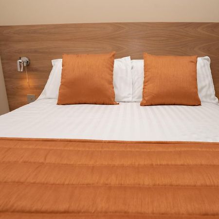 Eagle Hotel Luton Airport Bagian luar foto