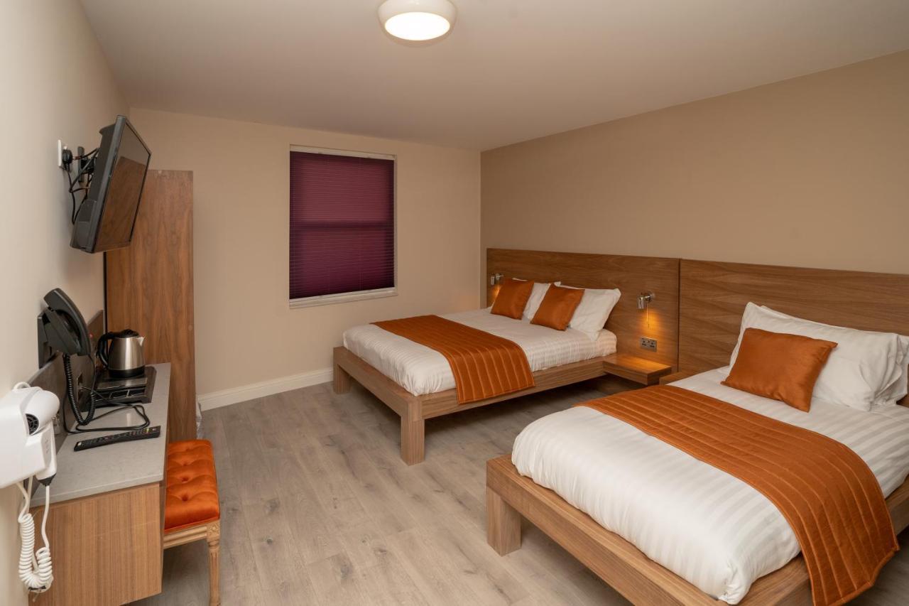 Eagle Hotel Luton Airport Bagian luar foto
