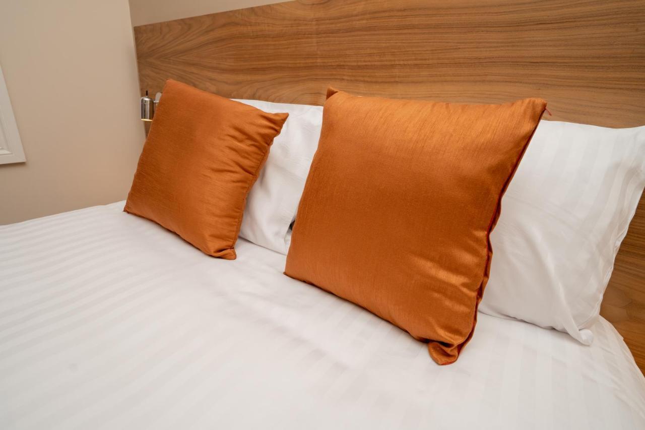 Eagle Hotel Luton Airport Bagian luar foto