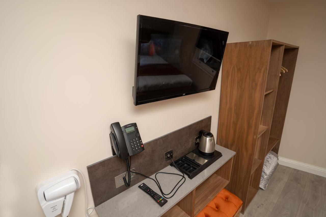 Eagle Hotel Luton Airport Bagian luar foto