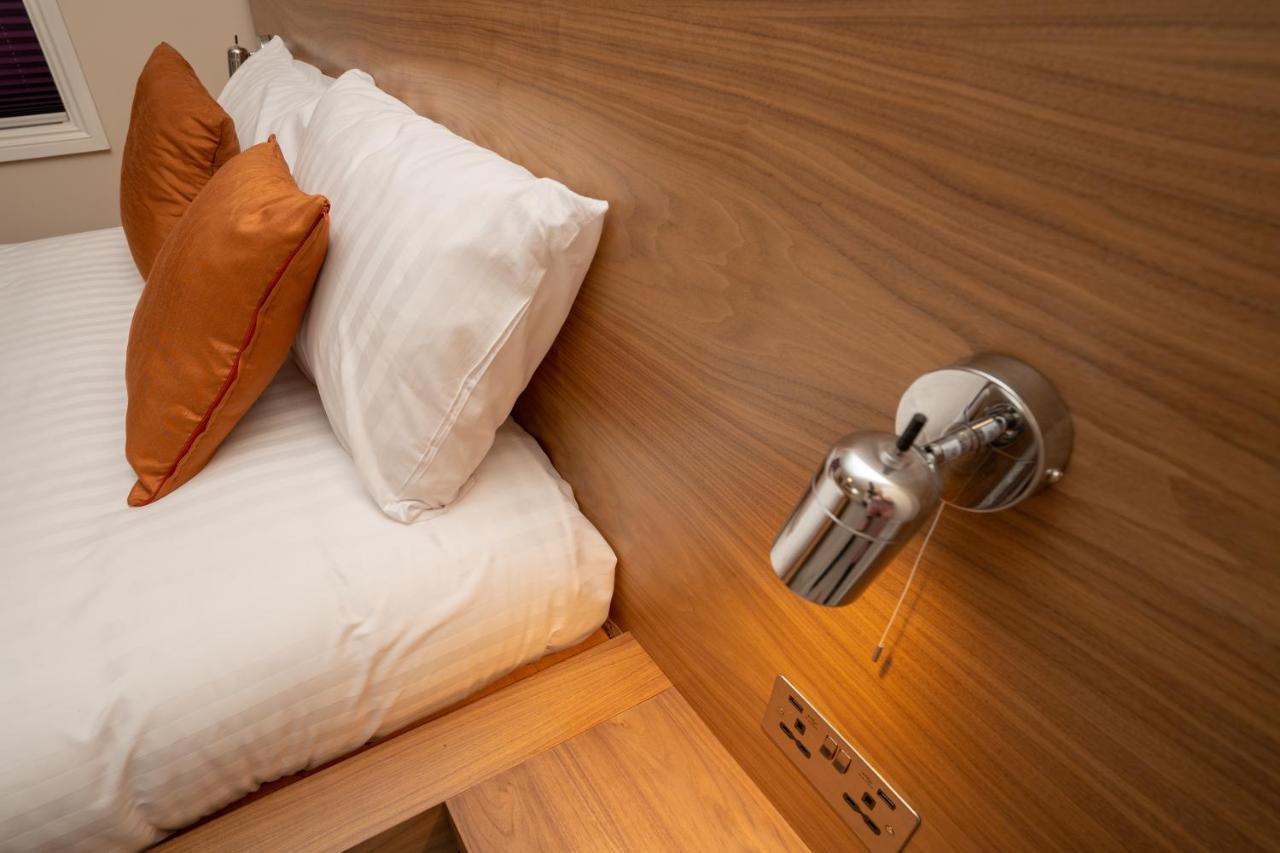 Eagle Hotel Luton Airport Bagian luar foto