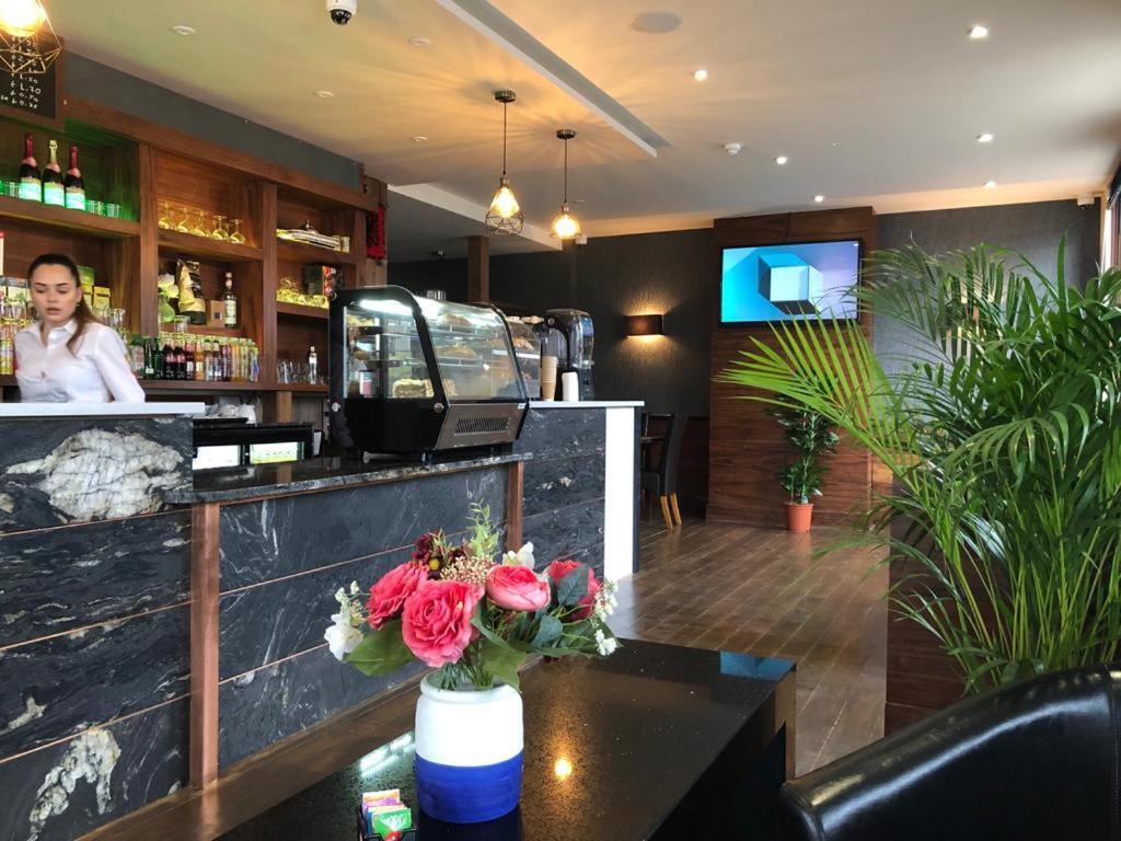 Eagle Hotel Luton Airport Bagian luar foto