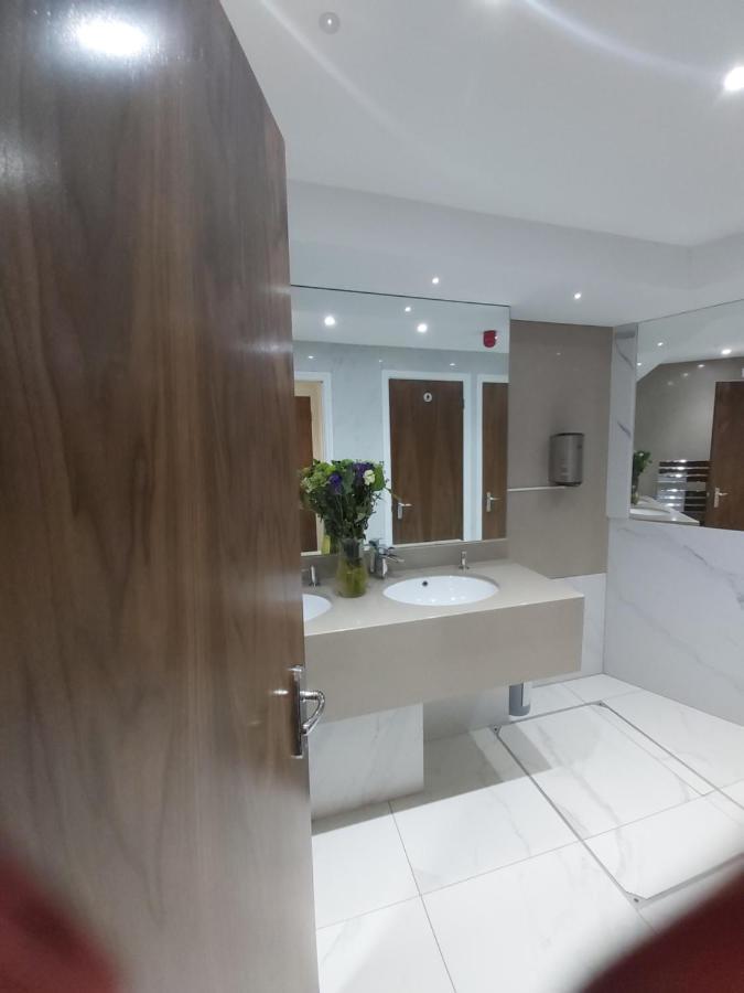 Eagle Hotel Luton Airport Bagian luar foto